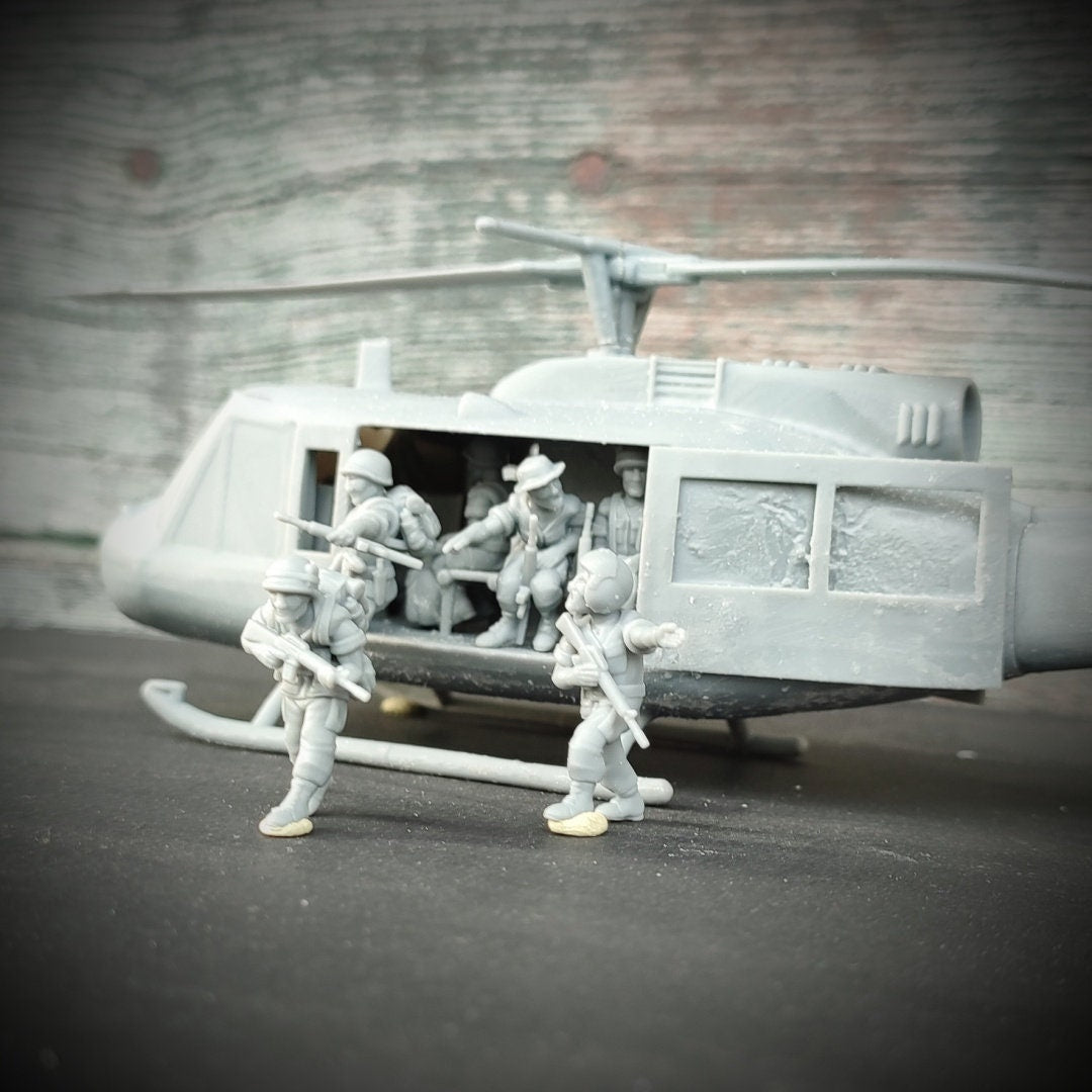 Vietnam War US Bell UH-1 Huey Helicopter with Crew Various Scales Historical Wargaming