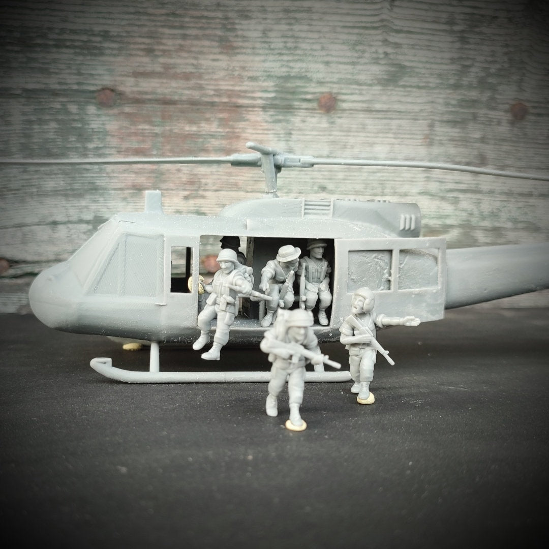 Vietnam War US Bell UH-1 Huey Helicopter with Crew Various Scales Historical Wargaming