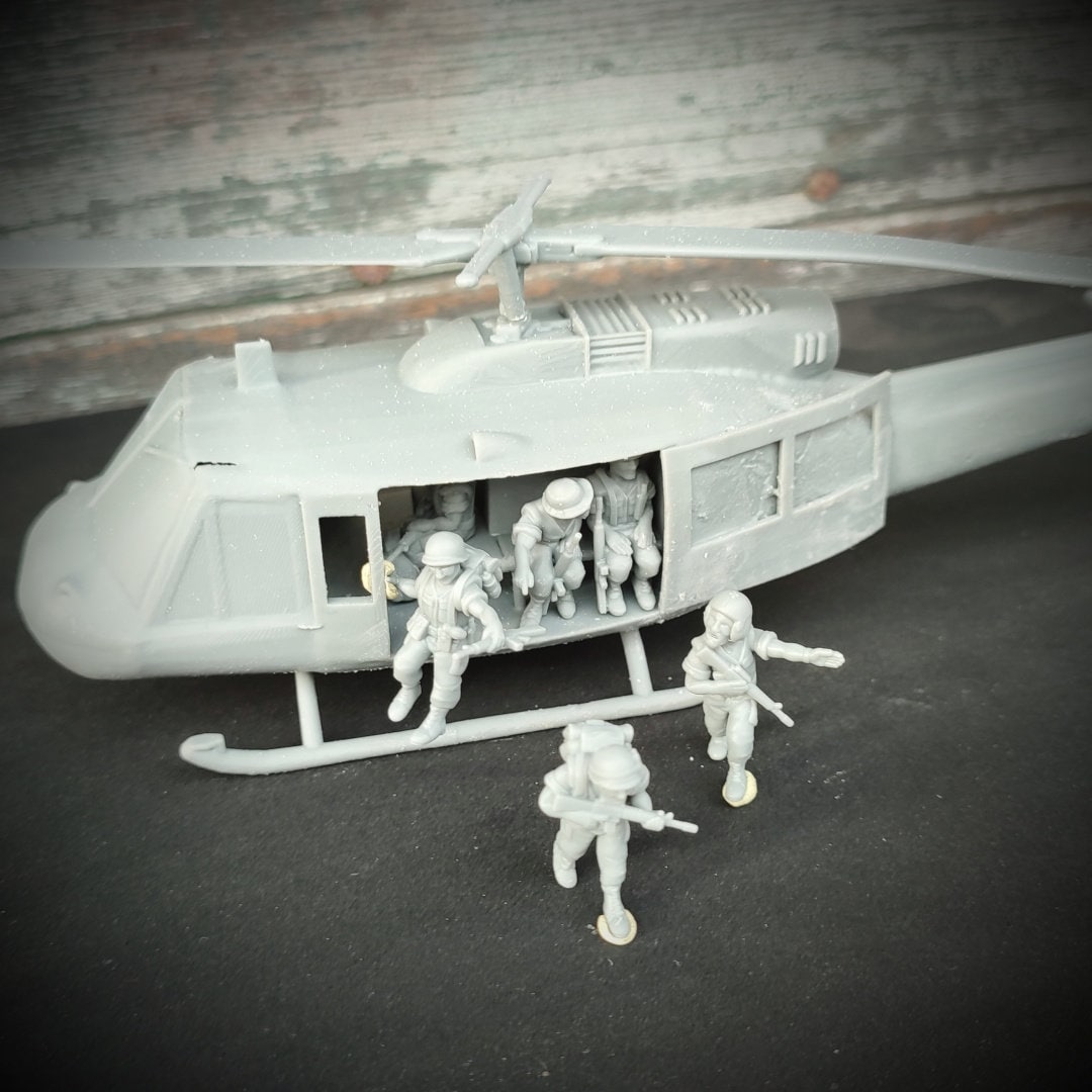 Vietnam War US Bell UH-1 Huey Helicopter with Crew Various Scales Historical Wargaming