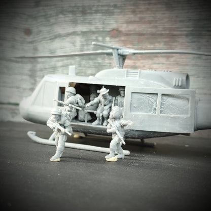 Vietnam War US Bell UH-1 Huey Helicopter with Crew Various Scales Historical Wargaming