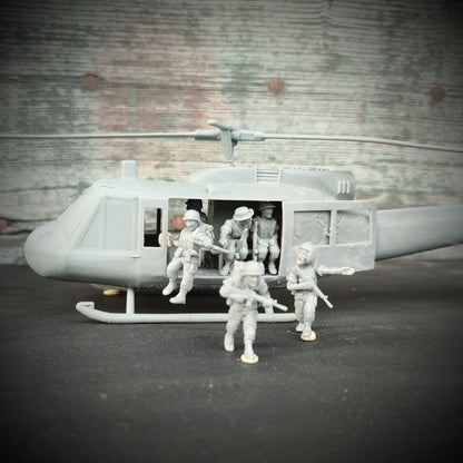 Vietnam War US Bell UH-1 Huey Helicopter with Crew Various Scales Historical Wargaming