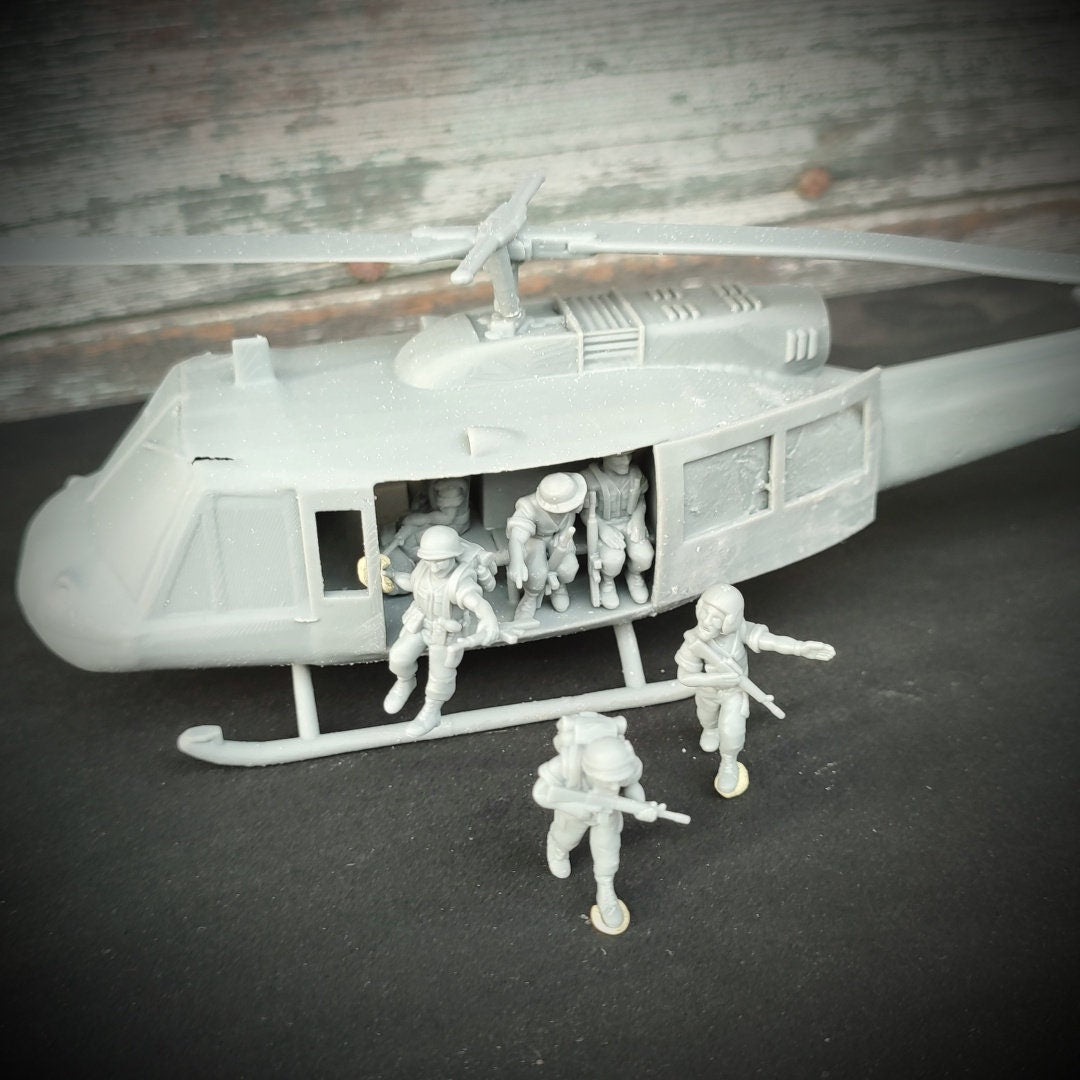 Vietnam War US Bell UH-1 Huey Helicopter with Crew Various Scales Historical Wargaming