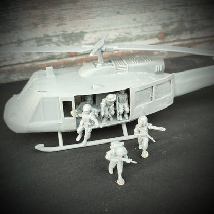 Vietnam War US Bell UH-1 Huey Helicopter with Crew Various Scales Historical Wargaming